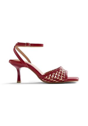 Rode sandalen met bandjes, een hak van gemiddelde hoogte en een geweven voorriem, met een enkelgesp op een witte achtergrond.