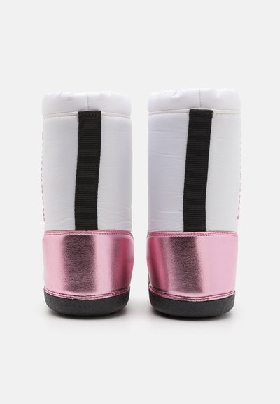 Witte sportieve boots met roze metallic accenten, voorzien van een zwarte band aan de achterkant en een gestructureerde zool voor grip.