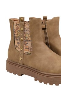 Botas de tobillo de imitación de cuero marrón con un panel de estampado de mapa texturizado, detalles dorados y una suela robusta con un profundo relieve para tracción.