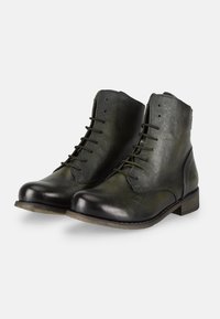 Stivaletti neri in pelle con finitura opaca, dettagli verde oliva, punta tonda, design con lacci e tacco in legno basso.