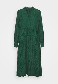 Dunkelgrünes, langärmliges Midikleid mit Lochstickerei, V-Ausschnitt, gestuftem Rock und gewellten Abschlüssen an Ärmeln und Saum.
