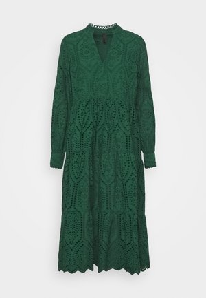 Dunkelgrünes, langärmliges Midikleid mit Lochstickerei, V-Ausschnitt, gestuftem Rock und gewellten Abschlüssen an Ärmeln und Saum.