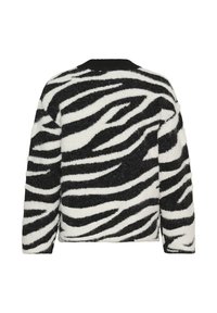 Sweter w paski zebry, charakteryzujący się czarną i białą puszystą teksturą, luźnym krojem i okrągłym dekoltem. Widoczne szwy i szczegóły prążkowanego hemu.