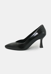Décolleté nere in vernice con tacco a stiletto e punta affusolata, dotate di un tacco geometrico. Presentano una texture liscia e una silhouette elegante.