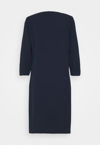Mörkblå klänning med rak silhuett, trekvartsärmar och hög halsringning. Tillverkad av slät tyg, utan mönster eller dekorationer.