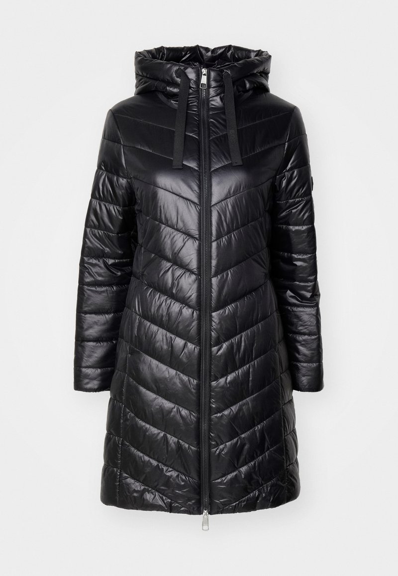 Svart lang polstret frakk med chevron-sømmer, front glidelås, festet hette og svarte snorer.