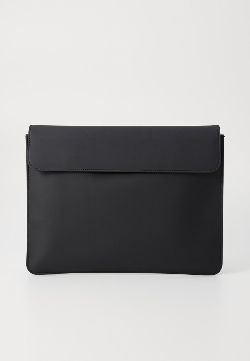 Saco preto de couro em estilo envelope com uma textura suave, fecho de aba e design minimalista, sem hardware ou acentos visíveis.