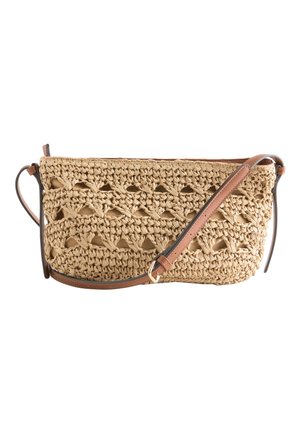 Kleine rechteckige beige gewebte Handtasche mit braunem Leder verstellbarem Schulterriemen und offenem Webmuster.