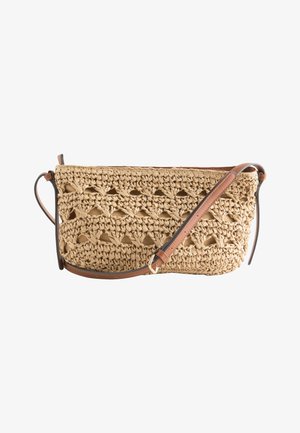 Kleine rechteckige beige gewebte Handtasche mit braunem Leder verstellbarem Schulterriemen und offenem Webmuster.