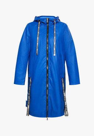 Parka impermeable azul con capucha, presenta un cierre frontal con cremallera, cremallera negra y cordones de contraste con la palabra "AMOR". Mangas largas y bolsillos laterales.