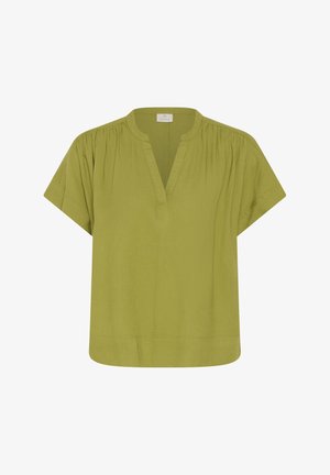 Zelená blúzka s krátkym rukávom, výstrihom do V a jemnými záhybmi pri švoch na pleciach, vyrobená z ľahkej látky.