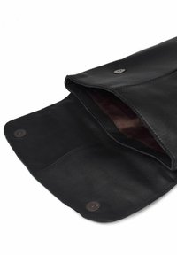 Bolso de cuero negro en estilo sobre, con una textura suave, dos cierres a presión y un forro interior de un rico color marrón.