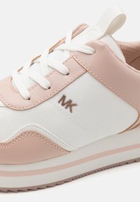 Różowo-biały sneaker wykonany ze skóry i płótna, z fakturowaną powierzchnią, sznurowanym fasonem oraz podniesioną podeszwą z paskowymi akcentami.