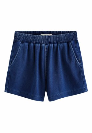 Ciemnoniebieskie krótkie spodenki dżinsowe z elastycznym paskiem i bocznymi kieszeniami, styl casual, ułożone płasko na białym tle.