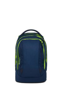 Sac à dos bleu marine avec des accents verts, comportant plusieurs compartiments zippés, des bretelles rembourrées et un tissu texturé.