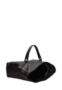 Zwarte leren tote bag met textuur, open bovenkant, dubbele handvatten en zilveren hardware-accenten. Ruime binnenkant met een ritszak.