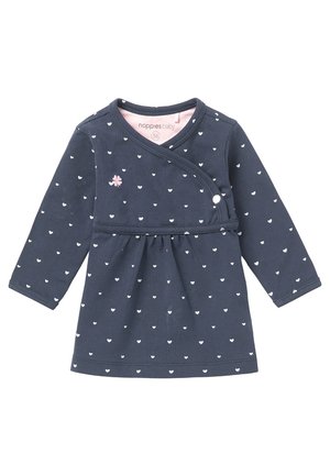 Marineblaues Baby-Kleid mit langen Ärmeln, kleinen weißen Herzmustern, pinkem Innenfutter, Wickeloptik vorne und rosa Blumenstickerei auf der Brust.