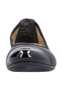 Bailarinas negras con puntera de charol brillante, suave forro interior y suela de goma texturizada. Diseño minimalista sin adornos.
