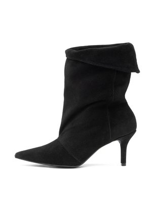 Schwarzer Wildleder-Mittelschaftstiefel mit spitz zulaufender Zehe, umgeschlagenem Schaft und schmalem mittelhohem Absatz.