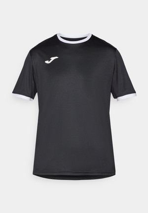 Zwart sportshirt gemaakt van soepel, lichtgewicht stof. Het heeft witte accenten op de kraag en mouwen, met een klein logo op de borst.