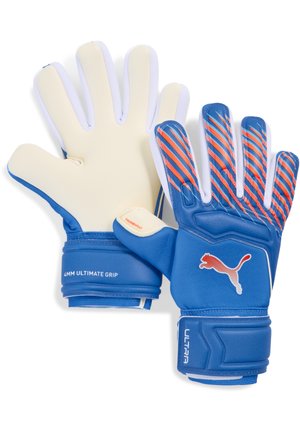 Gants de gardien Puma bleu et blanc avec des bandes orange sur le dos de la main, paumes rembourrées et sangles de poignet réglables étiquetées "4MM Ultimate Grip" et "Ultra".
