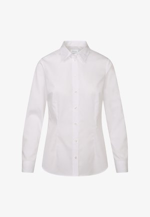 Camicia bianca a maniche lunghe in tessuto liscio, con colletto classico, chiusura con bottoni e design aderente.