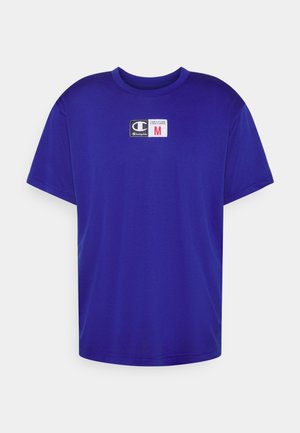Blauw Champion T-shirt met korte mouwen, ronde hals, gestructureerde stof en een klein logoplaatje met tekst en maat M in het midden van de borst.