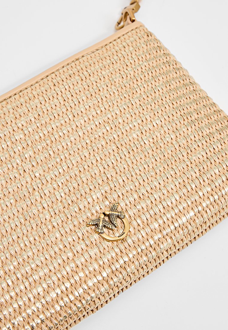 Wendetasche aus Stroh in Beige mit strukturierter Oberfläche, versehen mit einem goldfarbenen Vogelanhänger und einem Reißverschluss an der Oberseite.