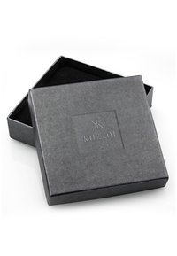 Scatola regalo rettangolare nera realizzata in cartone testurizzato, con un logo in rilievo sul coperchio. Interno foderato di materiale nero.