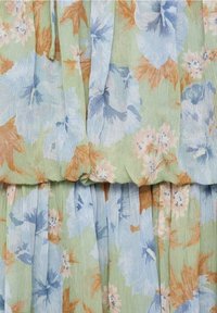 Stoff mit floralem Muster in Hellgrün, Blau und Orange. Mit Falten und strukturierter Oberfläche. Weiches, leichtes Material.