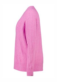 Roze gebreide trui met verticale ribbelstructuur, ronde halslijn en lange mouwen. De stof lijkt zacht en lichtgewicht te zijn.