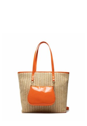 Bolso tote tejido beige con asas de cuero naranja brillante y un pequeño monedero naranja adjunto en la parte delantera.