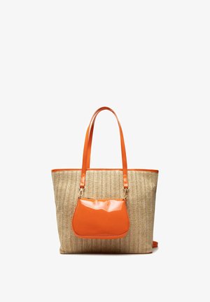 Borsa tote beige intrecciata con manici in pelle arancione brillante e una piccola pochette arancione attaccata sul davanti.