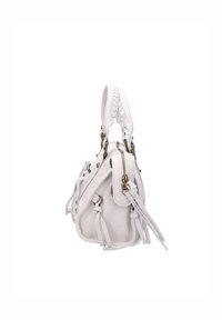 Witte leren handtas met een ronde vorm, voorzien van gevlochten handvatten, gouden hardwareaccenten en decoratieve franje. Zijritssluiting.
