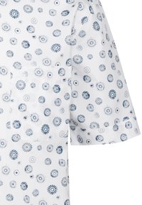 Weißes Hemd mit kreisförmigen blauen Mustern. Kurze Ärmel, aufgenähte Tasche und weicher Stoff mit unterschiedlich großen Designelementen.