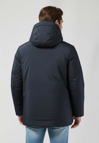 Jūrinės spalvos pūkinė striukė su nuimamu gobtuvu, lygiu paviršiumi ir struktūrizuotu dizainu. Yra siūti peties akcentai ir šoninės kišenės.