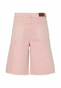 Rosa denimshorts med høy midje, fem lommer og et brunt lærlogo-patch bak. Har rette ben og nederkant.