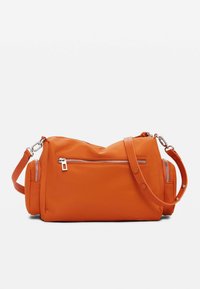 Borsa a tracolla in pelle arancione con un design strutturato, dotata di tasca con zip e tracolla regolabile, superficie liscia e hardware in argento.