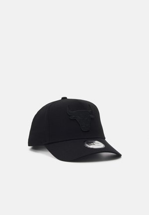 Casquette noire avec un logo de taureau texturé à l'avant. Dotée d'une visière incurvée et d'une couronne structurée, fabriquée dans un tissu à la finition lisse.