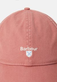 Boné de basebol de tecido rosa com o logótipo "Barbour" em branco e um pequeno escudo azul e branco bordado no centro da frente.