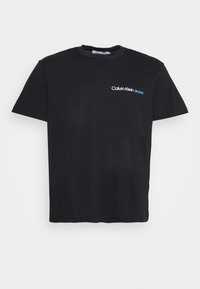 T-shirt nera in cotone, con maniche corte e scollatura rotonda, con logo bianco "Calvin Klein Jeans" e accenti turchesi sulla parte anteriore.