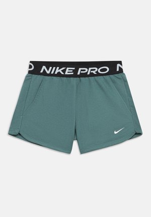 Shorts de sport verts avec une ceinture élastique noire portant l'inscription "NIKE PRO", des poches latérales, et un logo Nike swoosh blanc sur la jambe gauche.