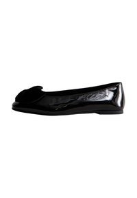 Zapato plano de charol negro con punta redonda y un lazo decorativo de terciopelo negro en la parte superior.
