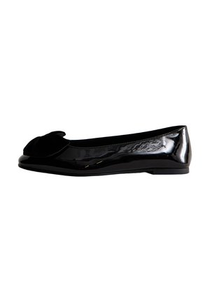 Scarpa piatta in patent leather nero con punta rotonda e un fiocco decorativo in velluto nero sulla parte superiore.