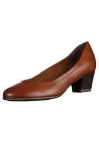 Escarpin en cuir marron avec bout rond et petit talon carré. Présente une finition lisse et des détails de couture minimalistes le long des côtés.