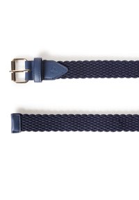 Navy modrý tkaný pásek s koženými konci a stříbrnou kovovou sponou, vystavený na bílem pozadí.