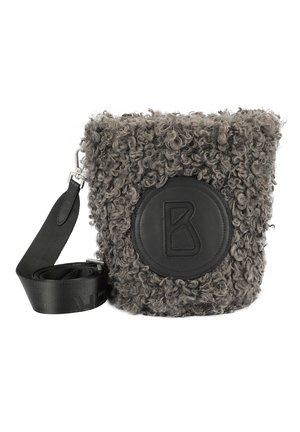 Gestructureerde grijze gekrulde stoffen emmer tas met een ronde zwarte leren accent met een verhoogde letter B en een afneembare zwarte schouderband.