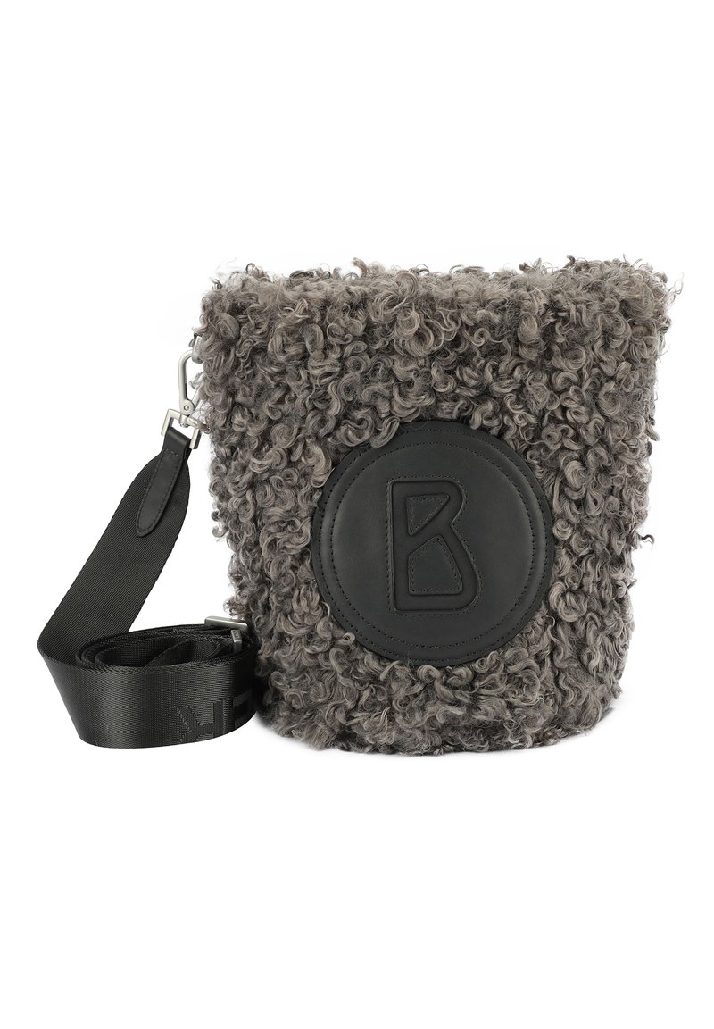 Borsa a secchiello in tessuto grigio curly sfrangiato, con un accento rotondo in pelle nera che presenta una lettera B in rilievo e una tracolla nera staccabile.