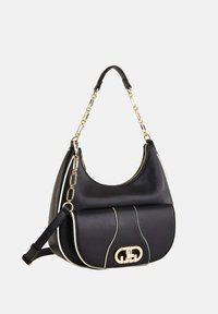 Borsa a spalla in pelle nera con dettagli in oro, chiusura con zip e accenti bianchi. Presenta una forma arrotondata e una tracolla removibile.
