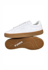 Zapatilla blanca con upper de cuero liso, punta redonda y logo de acento gris. Suela de goma con un patrón de espiga para tracción.